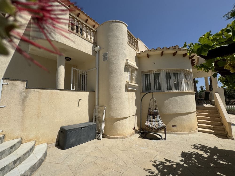 3 soveværelse Villa til salg i Villamartin med swimmingpool garage - € 529.995 (Ref: 9272865)