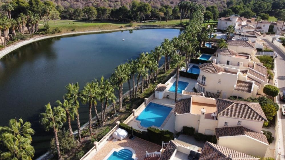 3 soveværelse Villa til salg i Villamartin med swimmingpool garage - € 529.995 (Ref: 9272865)