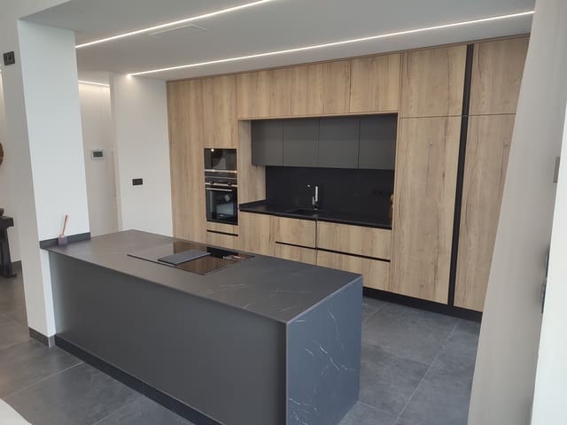 3 makuuhuone Huvila myytävänä paikassa Los Balcones mukana uima-altaan 
autotalli - 650 000 € (Ref: 9272866)