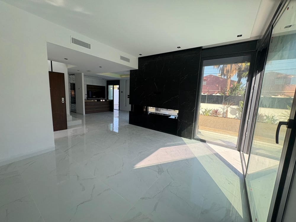 3 soveværelse Villa til salg i Torrevieja med swimmingpool garage - € 750.000 (Ref: 9279752)