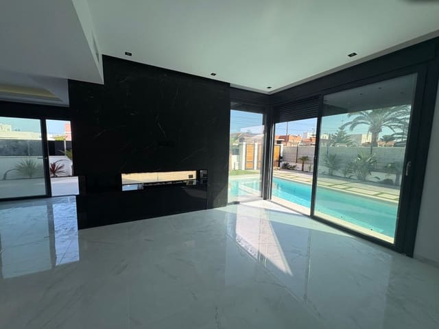 3 soveværelse Villa til salg i Torrevieja med swimmingpool garage - € 750.000 (Ref: 9279752)
