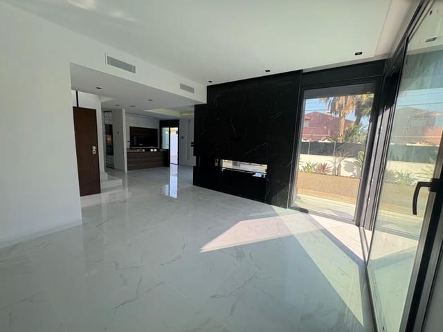 3 soveværelse Villa til salg i Torrevieja med swimmingpool garage - € 750.000 (Ref: 9279752)