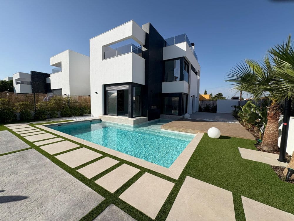 3 soveværelse Villa til salg i Torrevieja med swimmingpool garage - € 750.000 (Ref: 9279752)