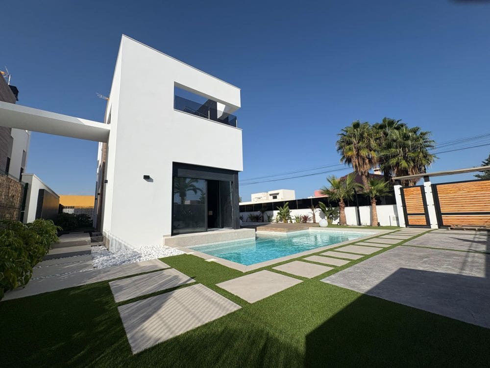 3 soveværelse Villa til salg i Torrevieja med swimmingpool garage - € 750.000 (Ref: 9279752)