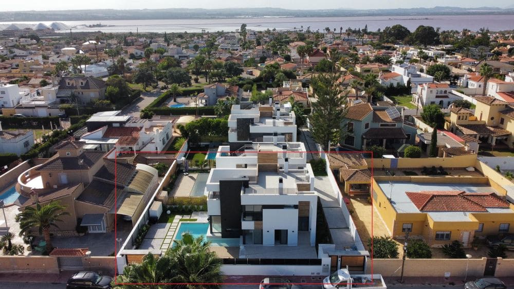 3 soveværelse Villa til salg i Torrevieja med swimmingpool garage - € 750.000 (Ref: 9279752)