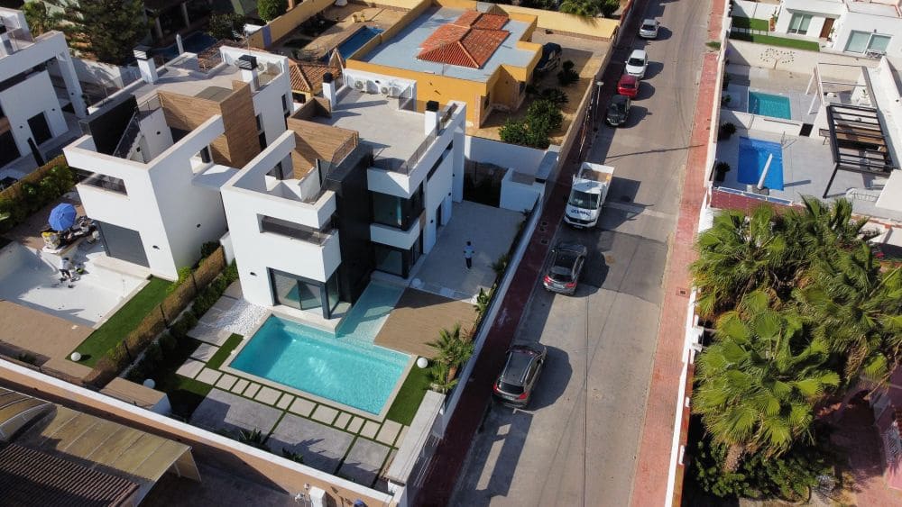 3 soveværelse Villa til salg i Torrevieja med swimmingpool garage - € 750.000 (Ref: 9279752)