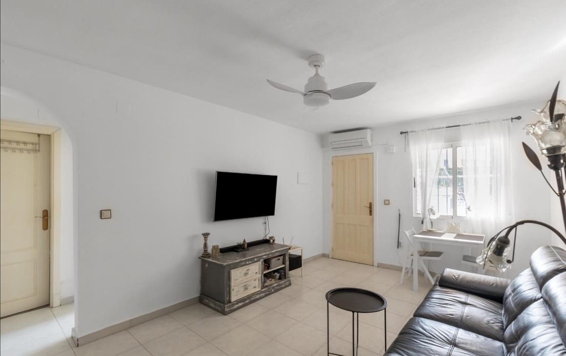 2 soveværelse Bungalow til salg i Torrevieja med swimmingpool - € 135.000 (Ref: 9331882)