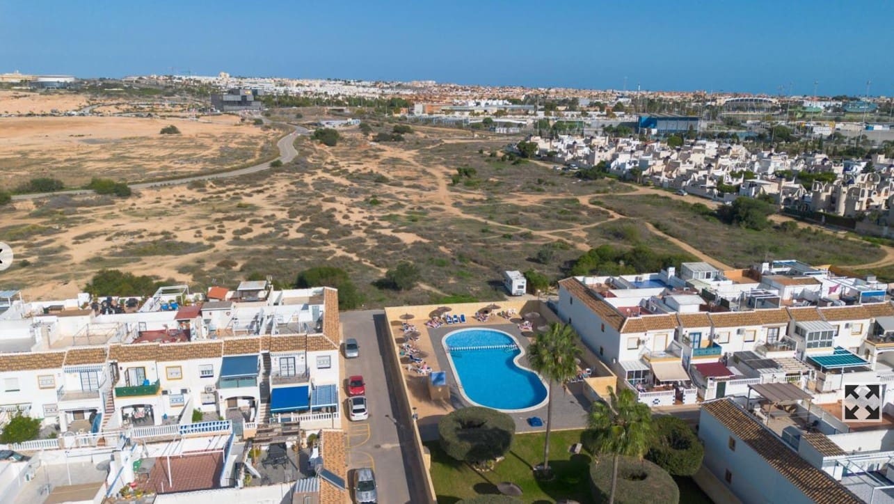2 soveværelse Bungalow til salg i Torrevieja med swimmingpool - € 135.000 (Ref: 9331882)