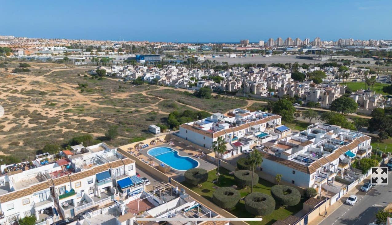 2 soveværelse Bungalow til salg i Torrevieja med swimmingpool - € 135.000 (Ref: 9331882)