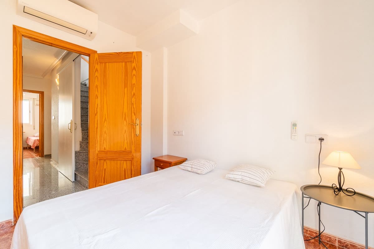 Chalet de 3 habitaciones en Playa Flamenca en venta con piscina garaje - 169.000 € (Ref: 9384001)