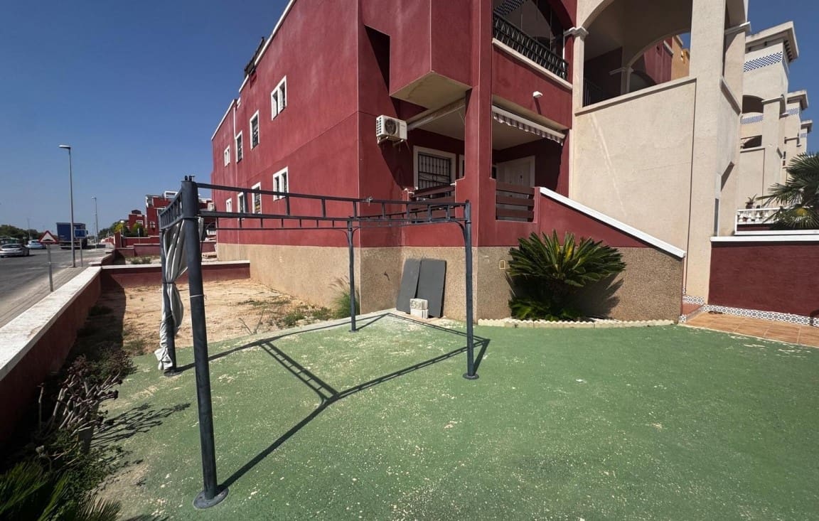 2 soveværelse Bungalow til salg i Playa Flamenca med swimmingpool garage - € 139.000 (Ref: 9396550)