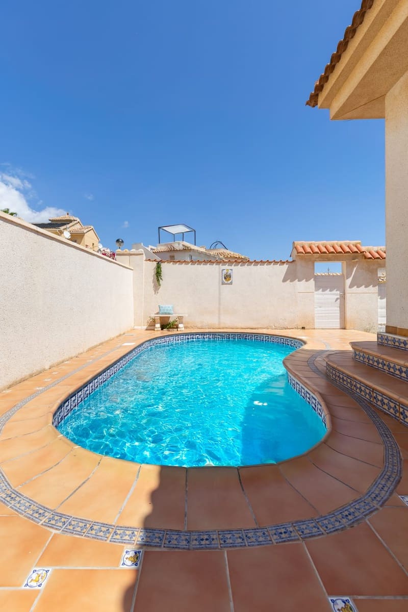 2 bedroom Villa for sale in Villamartin with pool garage - € 249,900 (Ref: 9401772)