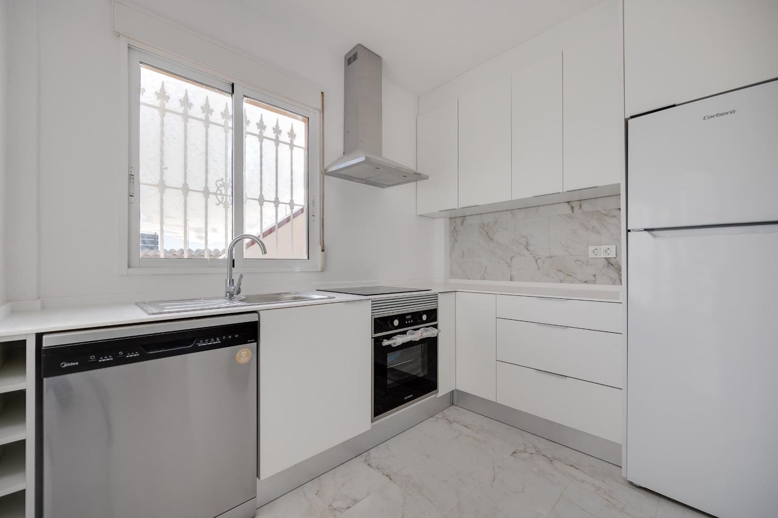 4 slaapkamer Villa te koop in La Zenia met garage - € 345.000 (Ref: 9412680)