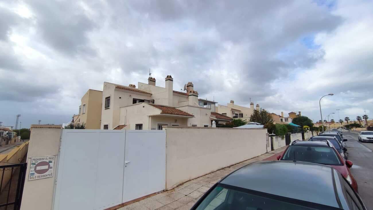 3 bedroom Villa for sale in Playa Flamenca with pool garage - € 249,000 (Ref: 9412681)