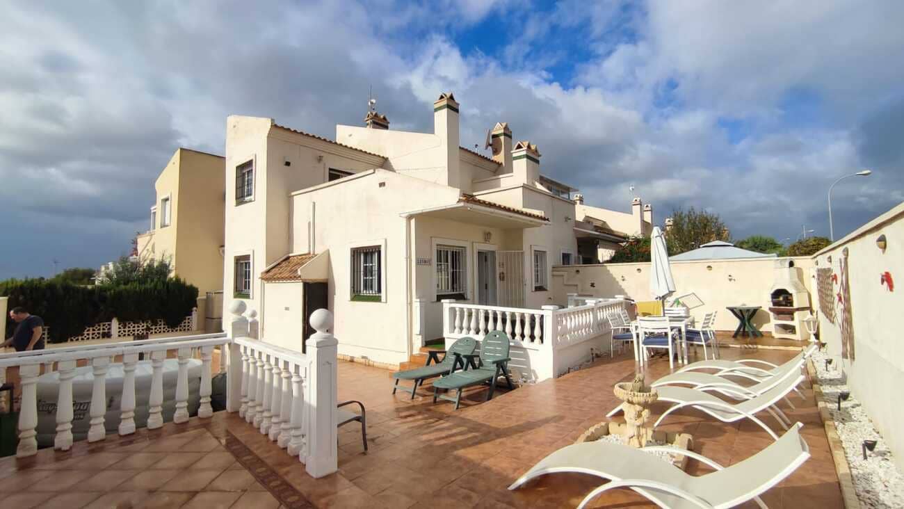 3 bedroom Villa for sale in Playa Flamenca with pool garage - € 249,000 (Ref: 9412681)