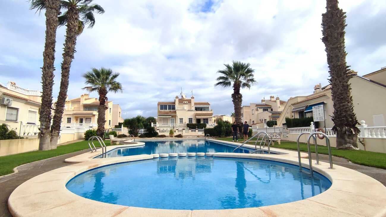 3 bedroom Villa for sale in Playa Flamenca with pool garage - € 249,000 (Ref: 9412681)