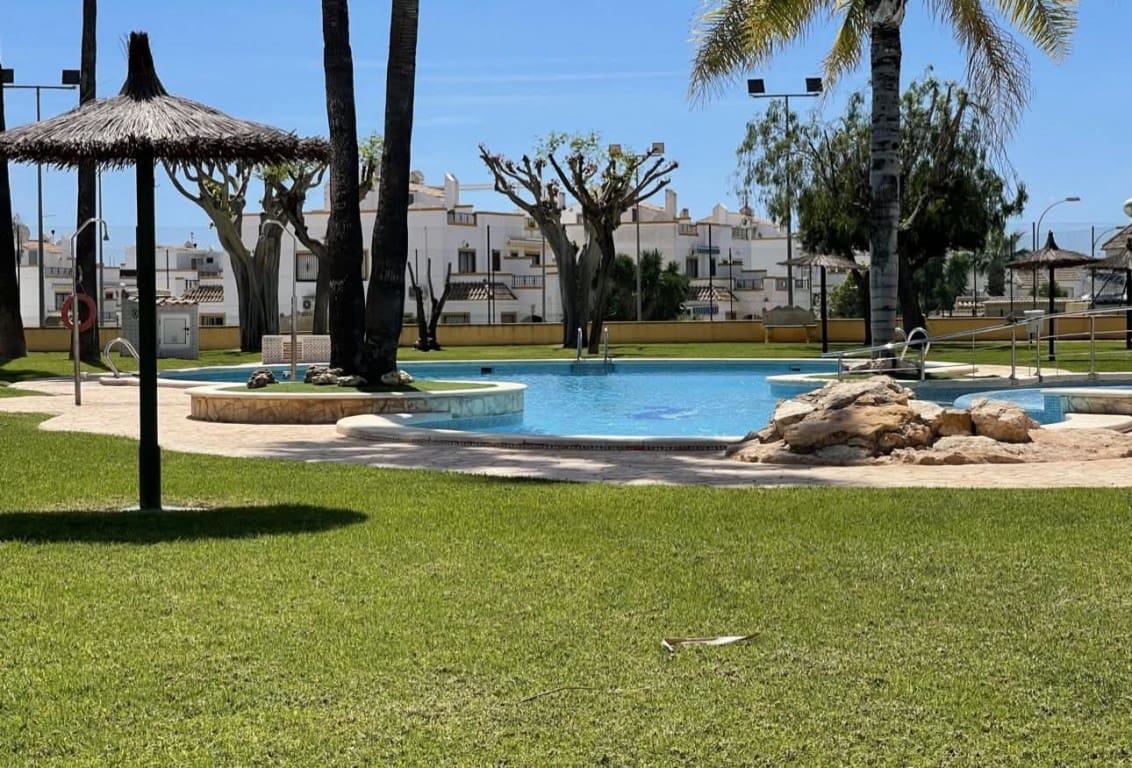 Chalet de 3 habitaciones en Playa Flamenca en venta con piscina garaje - 227.900 € (Ref: 9412682)