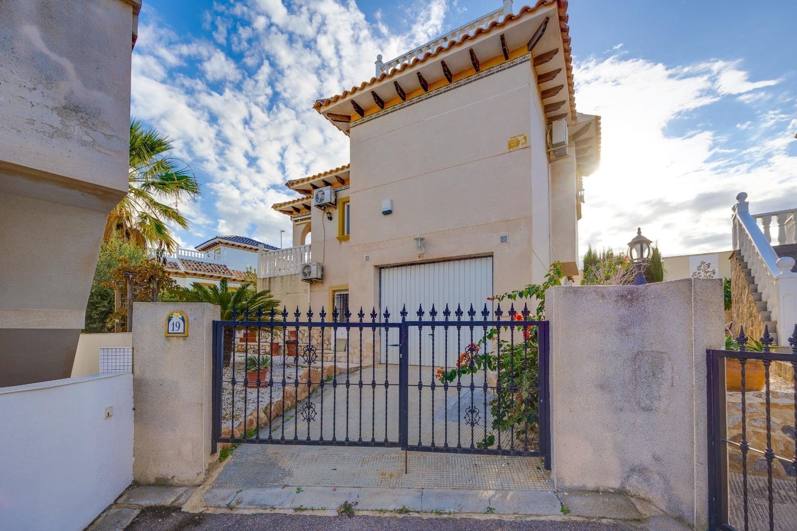 4 bedroom Villa for sale in La Zenia with pool garage - € 305,000 (Ref: 9488454)