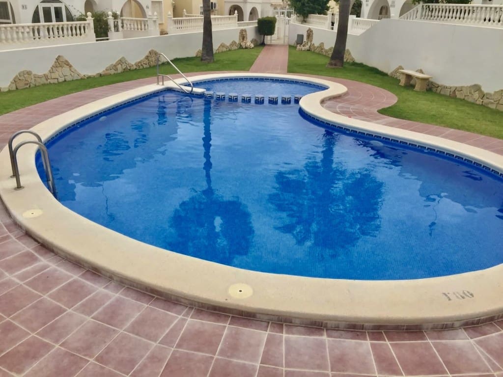 3 slaapkamer Villa te koop in Villamartin met zwembad - € 175.000 (Ref: 9488456)