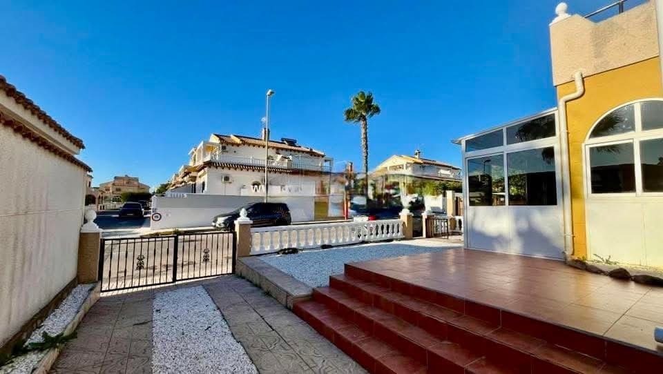 3 makuuhuone Huvila myytävänä paikassa Playa Flamenca mukana uima-altaan 
autotalli - 210 000 € (Ref: 9537358)