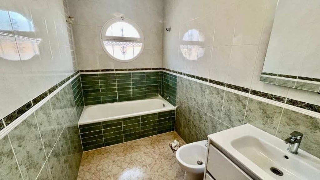 3 makuuhuone Huvila myytävänä paikassa Playa Flamenca mukana uima-altaan 
autotalli - 210 000 € (Ref: 9537358)