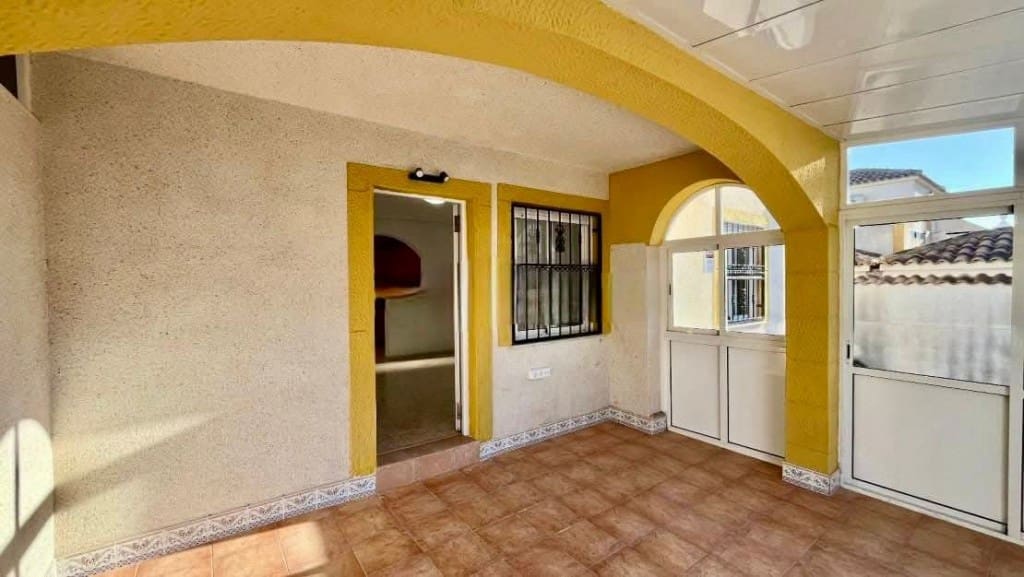 3 makuuhuone Huvila myytävänä paikassa Playa Flamenca mukana uima-altaan 
autotalli - 210 000 € (Ref: 9537358)