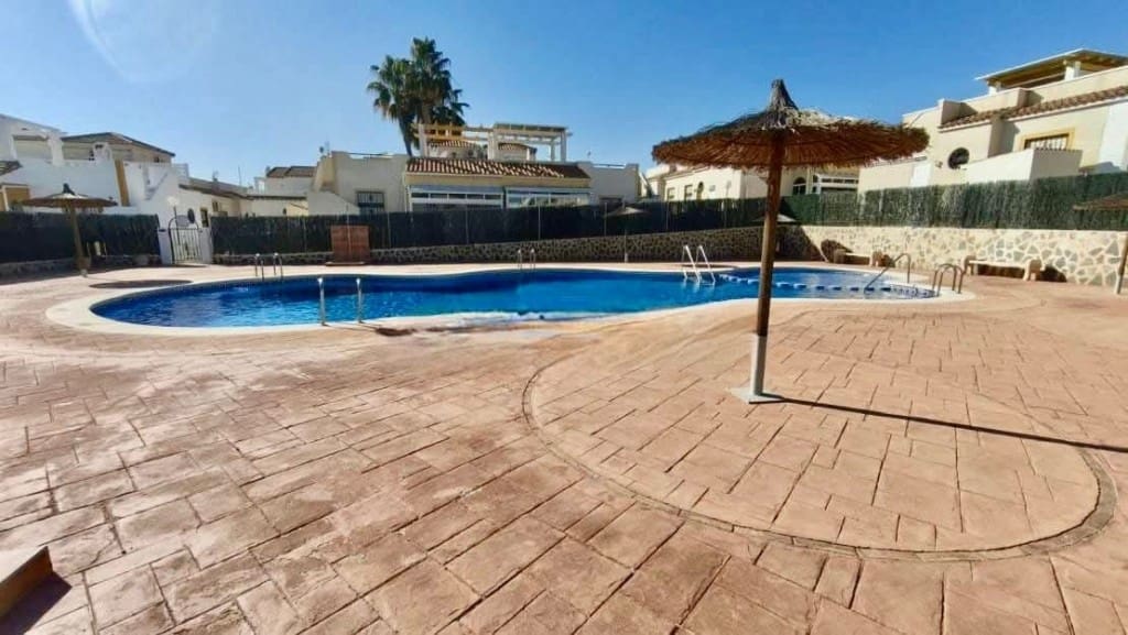 3 makuuhuone Huvila myytävänä paikassa Playa Flamenca mukana uima-altaan 
autotalli - 210 000 € (Ref: 9537358)