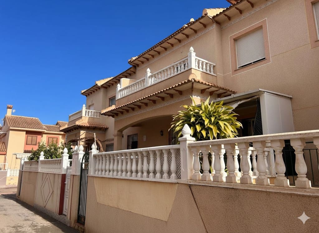 2 bedroom Villa for sale in Torrevieja with pool - € 144,900 (Ref: 9558717)