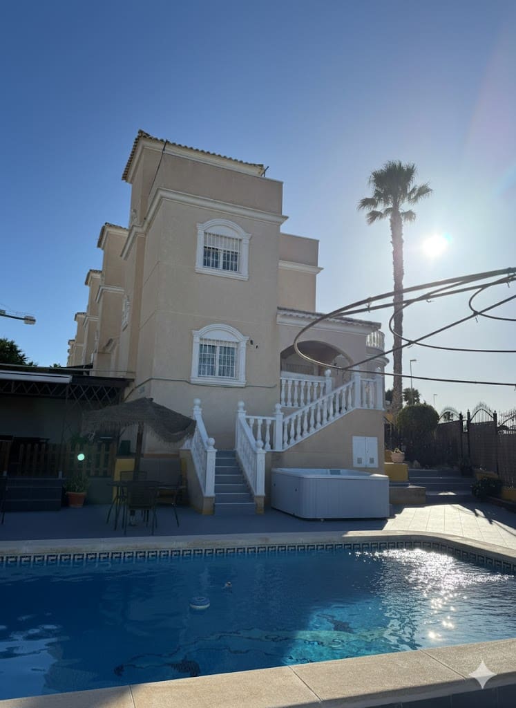 3 makuuhuone Huvila myytävänä paikassa Playa Flamenca mukana uima-altaan 
autotalli - 399 000 € (Ref: 9572141)