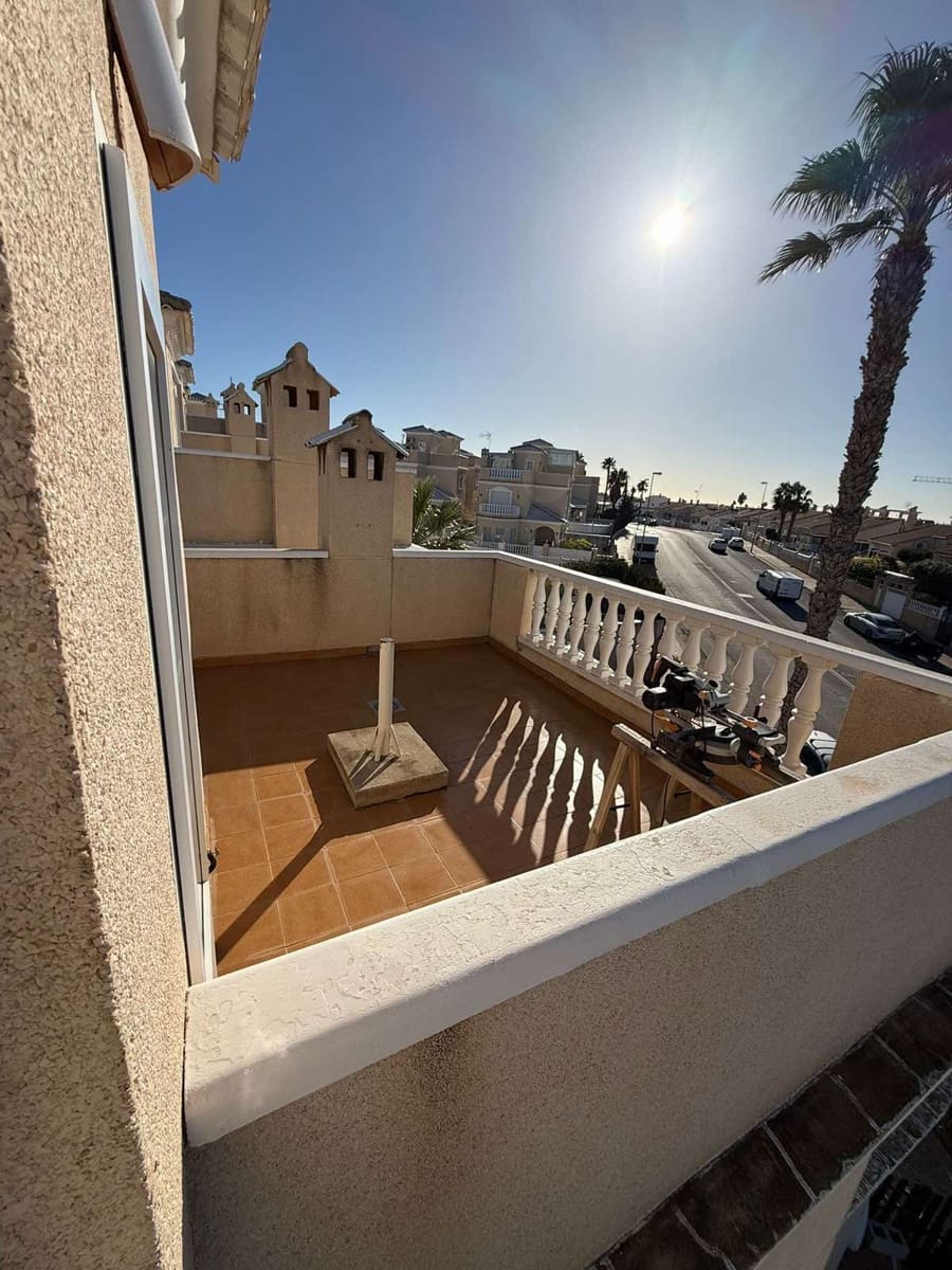 3 makuuhuone Huvila myytävänä paikassa Playa Flamenca mukana uima-altaan 
autotalli - 399 000 € (Ref: 9572141)