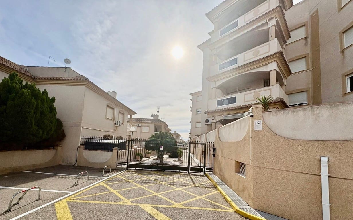 2 sovrum Lägenhet till salu i La Zenia med pool garage - 149 950 € (Ref: 9618615)
