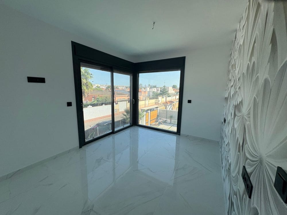 3 bedroom Villa for sale in Torrevieja with pool garage - € 695,000 (Ref: 9650443)