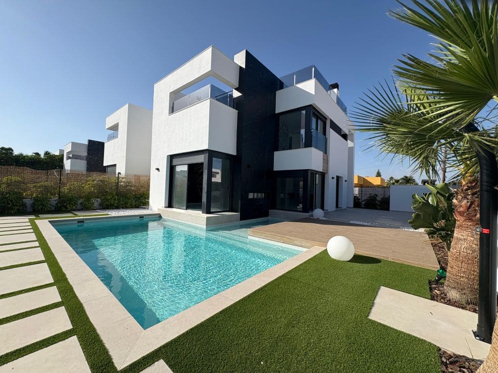 3 bedroom Villa for sale in Torrevieja with pool garage - € 695,000 (Ref: 9650443)