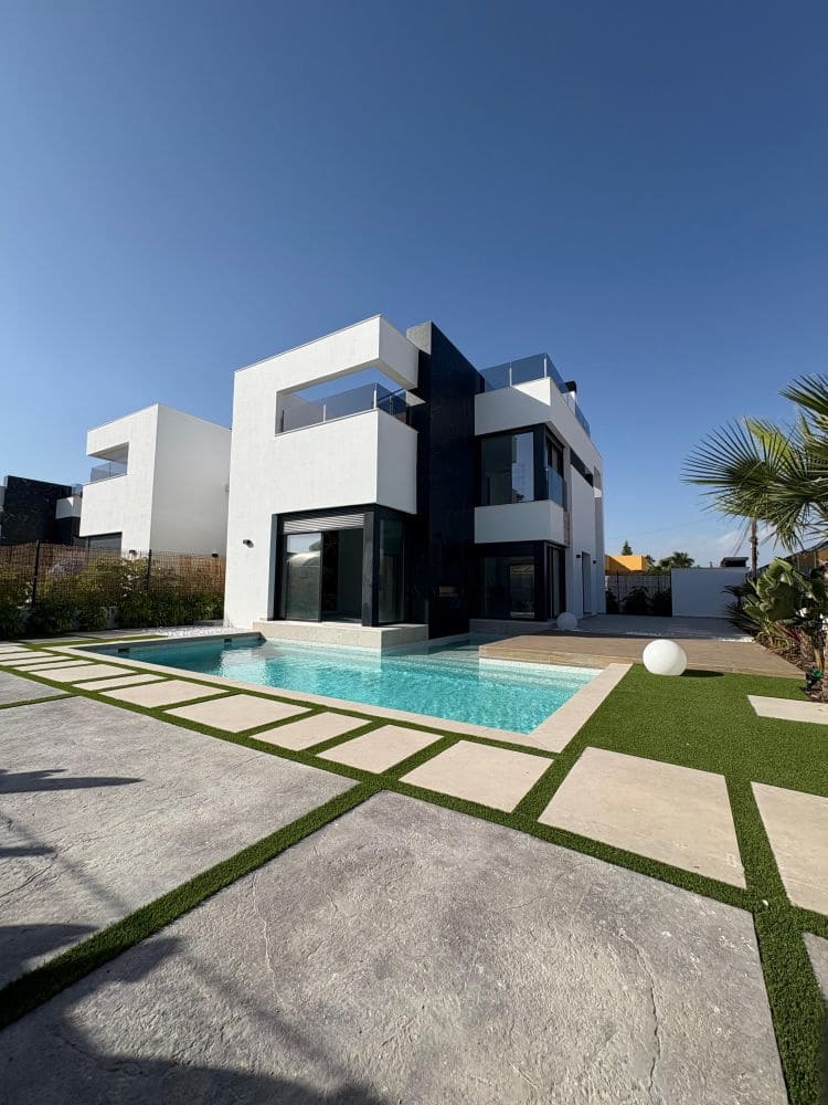 3 bedroom Villa for sale in Torrevieja with pool garage - € 695,000 (Ref: 9650443)
