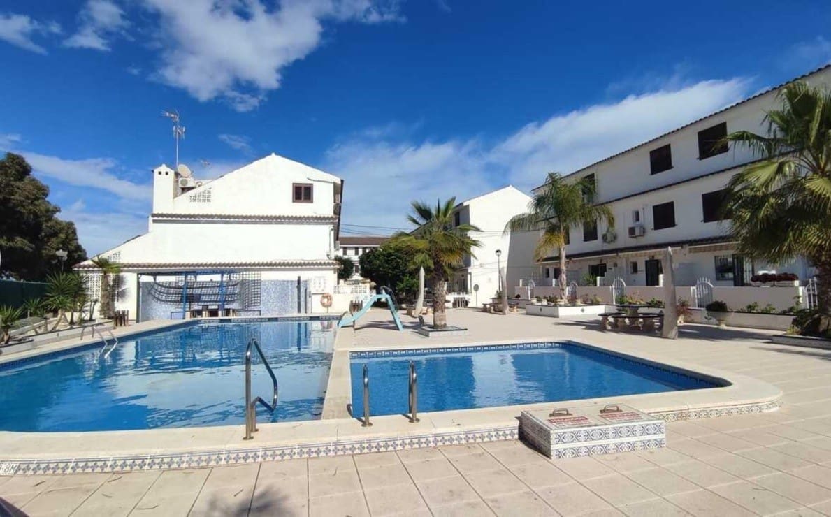 3 makuuhuone Huvila myytävänä paikassa Playa Flamenca mukana uima-altaan - 164 950 € (Ref: 9669133)