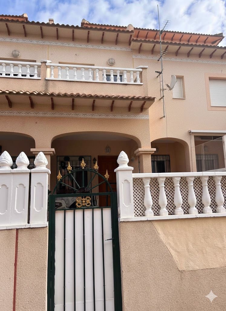 2 soveværelse Villa til salg i Torrevieja med swimmingpool - € 129.900 (Ref: 9707952)