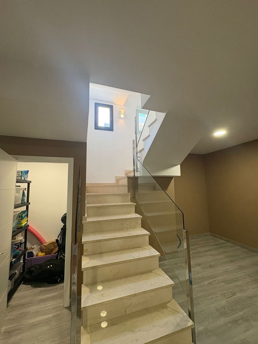 Chalet de 4 habitaciones en Villamartin en venta con piscina garaje - 399.000 € (Ref: 9733906)