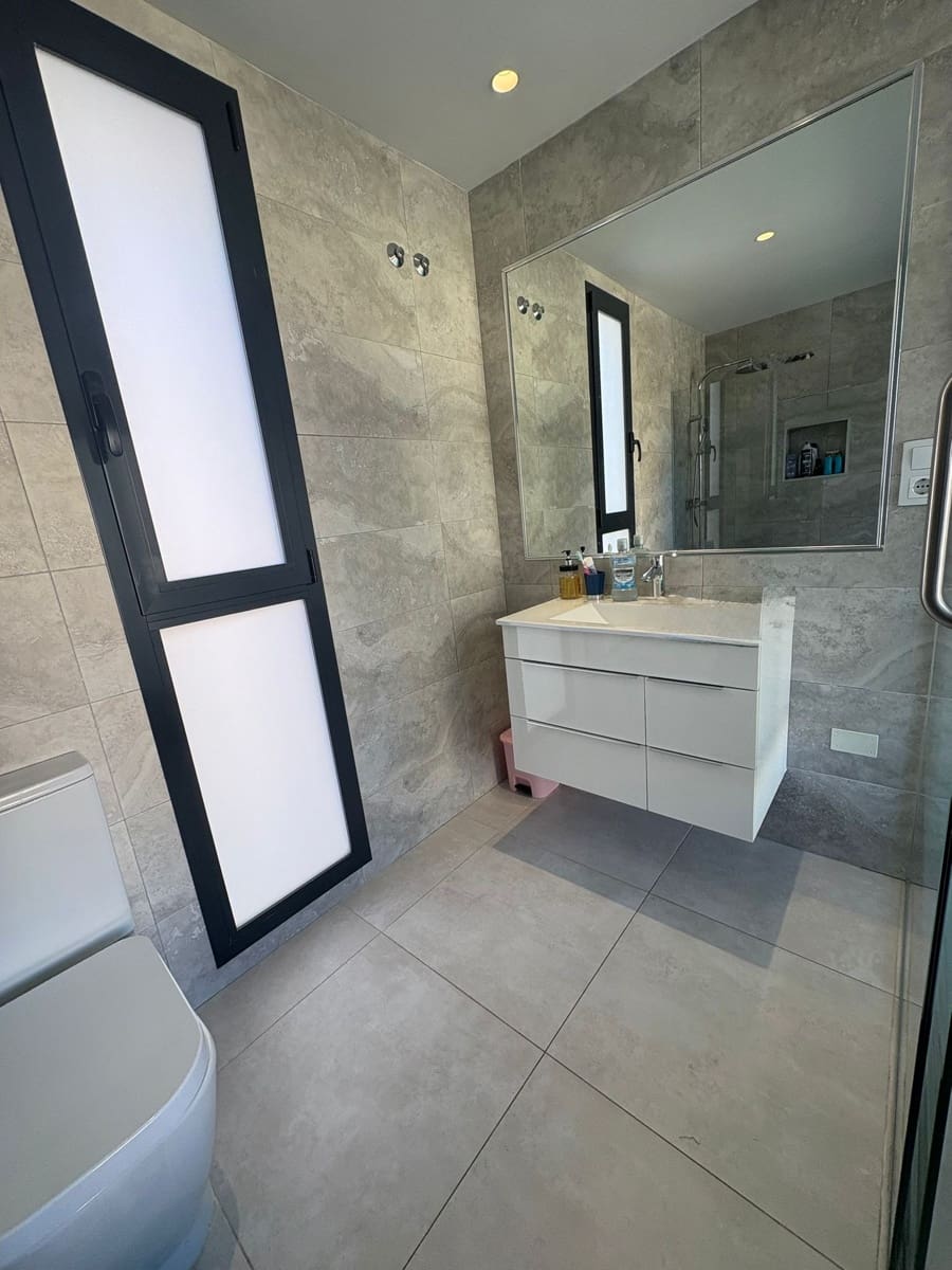 Chalet de 4 habitaciones en Villamartin en venta con piscina garaje - 399.000 € (Ref: 9733906)