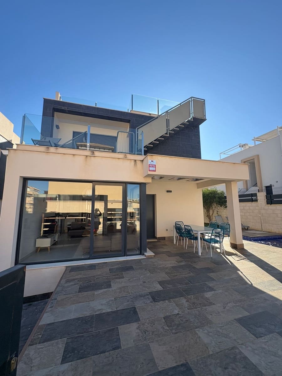 Chalet de 4 habitaciones en Villamartin en venta con piscina garaje - 399.000 € (Ref: 9733906)