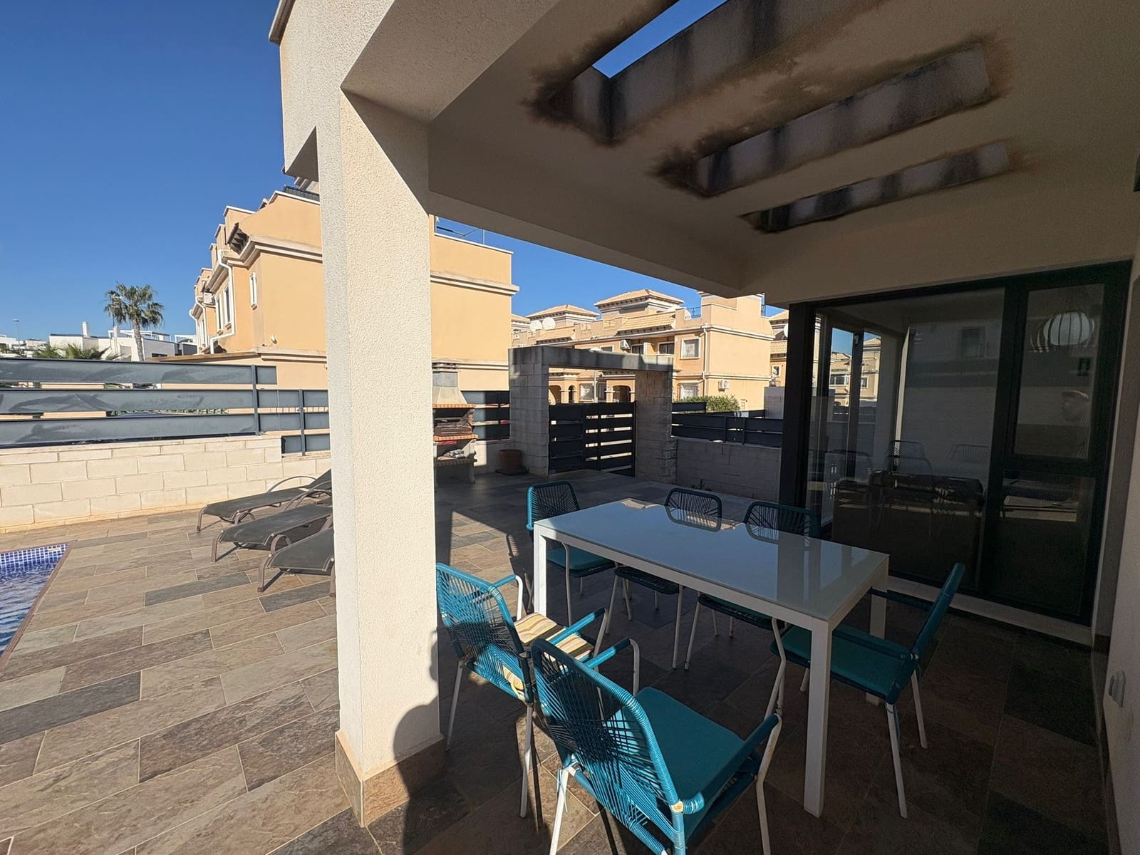 Chalet de 4 habitaciones en Villamartin en venta con piscina garaje - 399.000 € (Ref: 9733906)