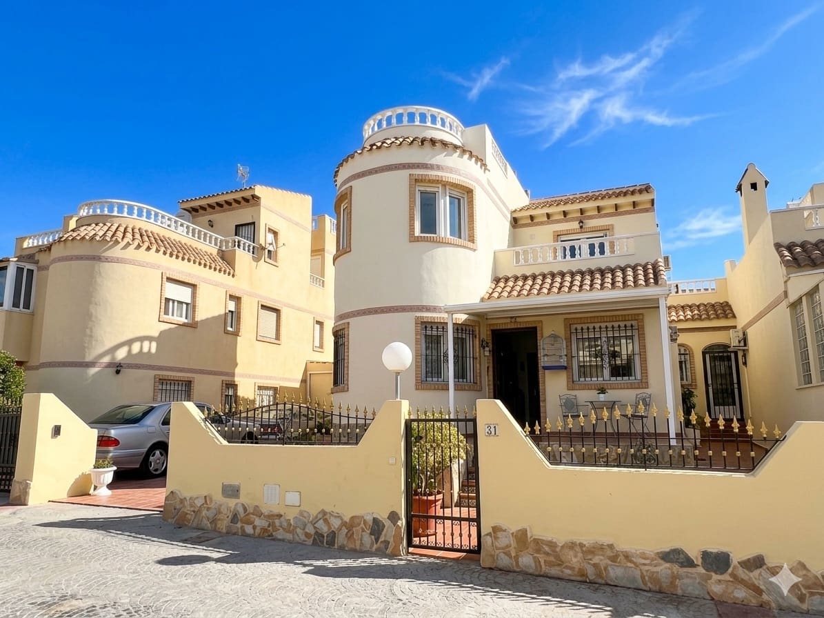 3 soveværelse Villa til salg i Playa Flamenca med swimmingpool garage - € 229.995 (Ref: 9747277)