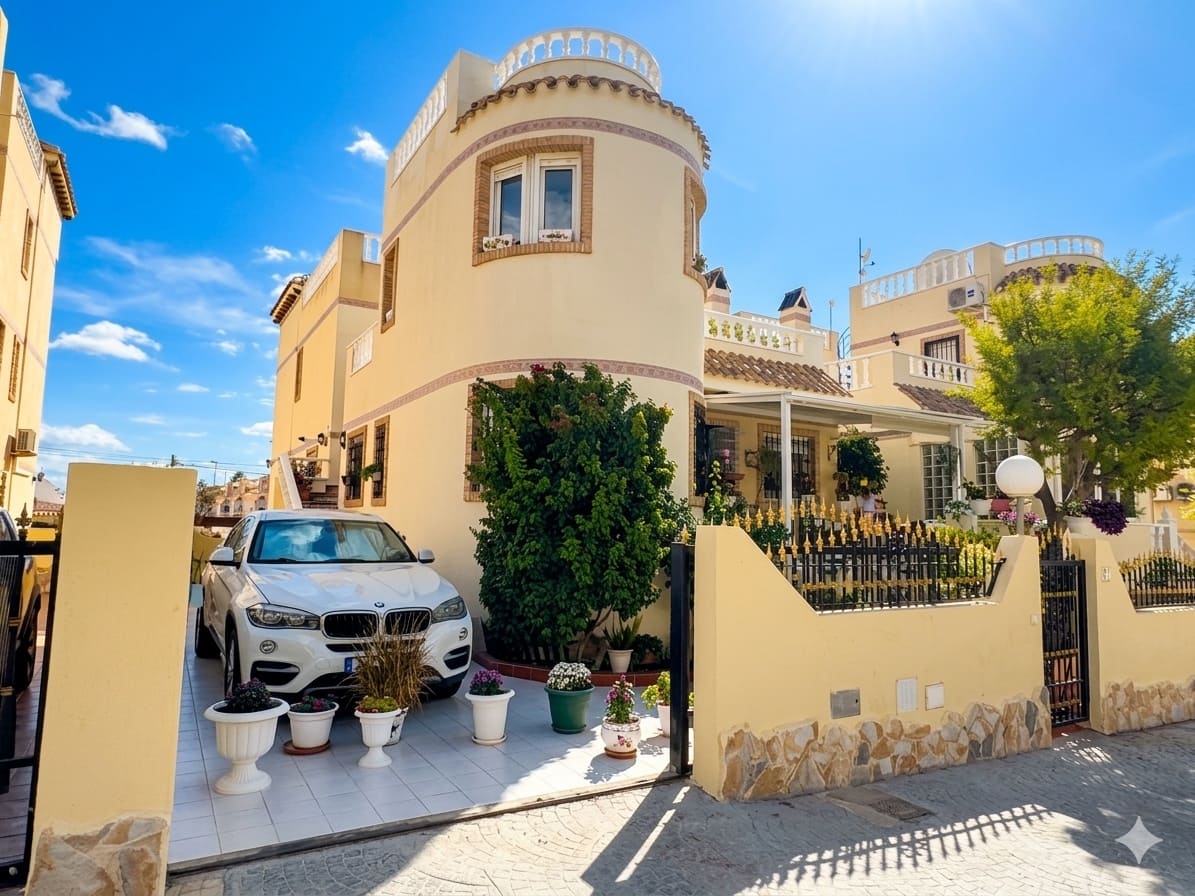 3 soveværelse Villa til salg i Playa Flamenca med swimmingpool garage - € 229.995 (Ref: 9747277)