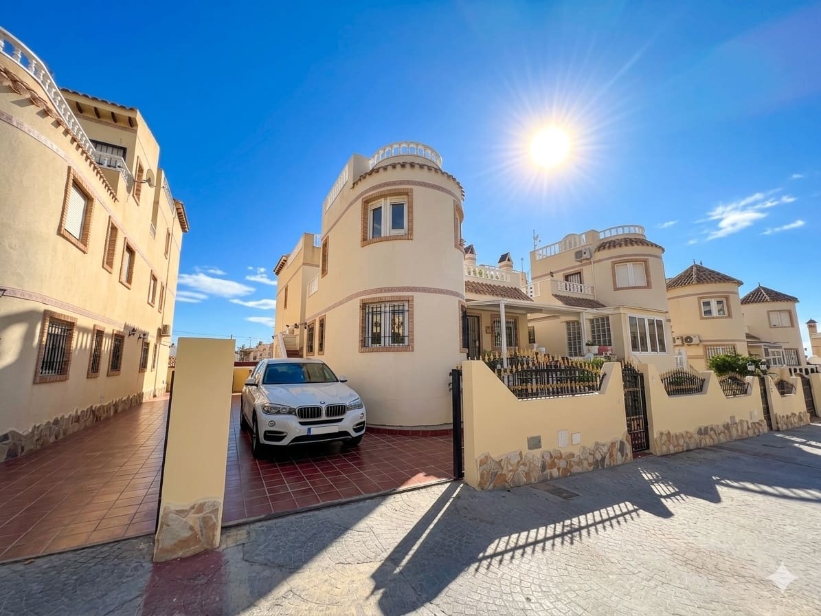 3 soveværelse Villa til salg i Playa Flamenca med swimmingpool garage - € 229.995 (Ref: 9747277)