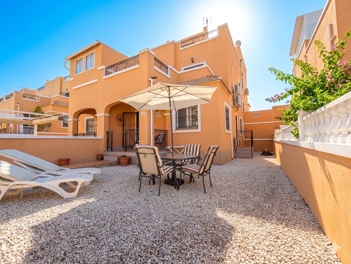 3 Zimmer Villa zu verkaufen in Playa Flamenca mit Pool Garage - 215.000 € (Ref: 9772004)