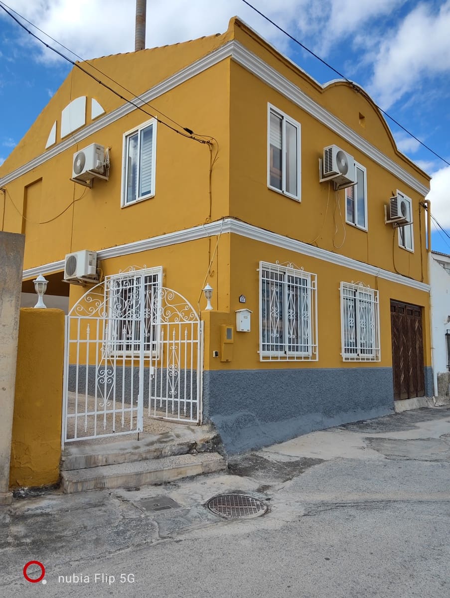 8 soveværelse Finca/Landehus til salg i Baza med swimmingpool garage - € 249.950 (Ref: 9311909)