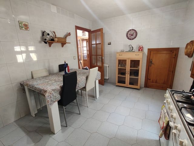 8 soveværelse Finca/Landehus til salg i Baza med swimmingpool garage - € 249.950 (Ref: 9311909)