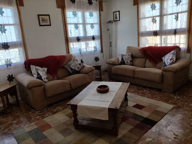 8 soveværelse Finca/Landehus til salg i Baza med swimmingpool garage - € 249.950 (Ref: 9311909)