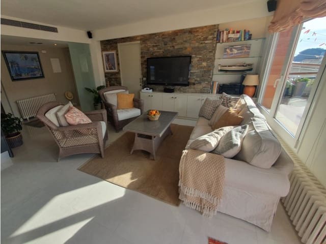 Ático de 4 habitaciones en Sant Feliu de Guíxols en alquiler con garaje - 1.995 € (Ref: 10025600)