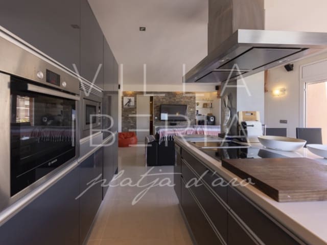 Ático de 4 habitaciones en Sant Feliu de Guíxols en alquiler con garaje - 1.995 € (Ref: 10025600)