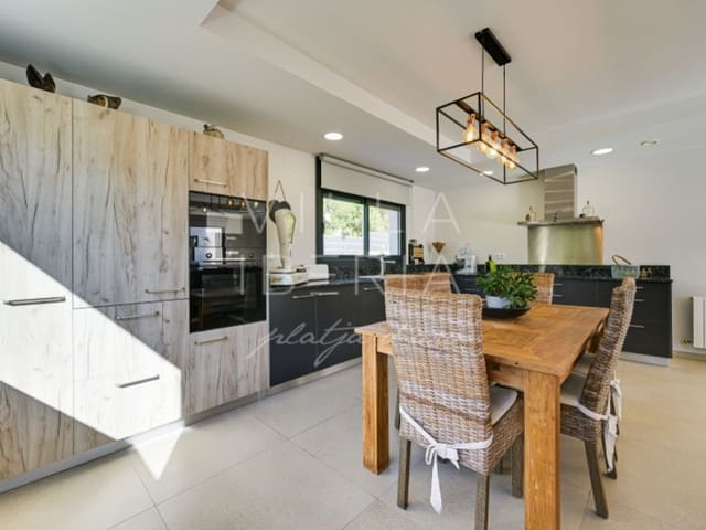 Chalet de 4 habitaciones en Platja d'Aro, Castell-Platja d'Aro en venta con piscina garaje - 778.000 € (Ref: 10089489)